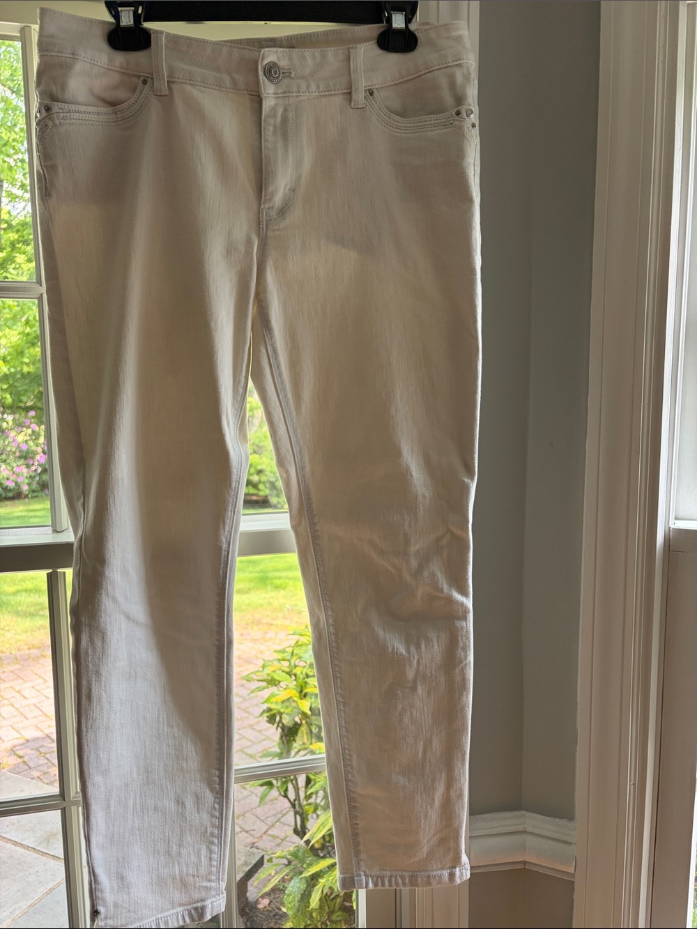 WHBM White Denim skimmer cropped Pants. With silver stud accents